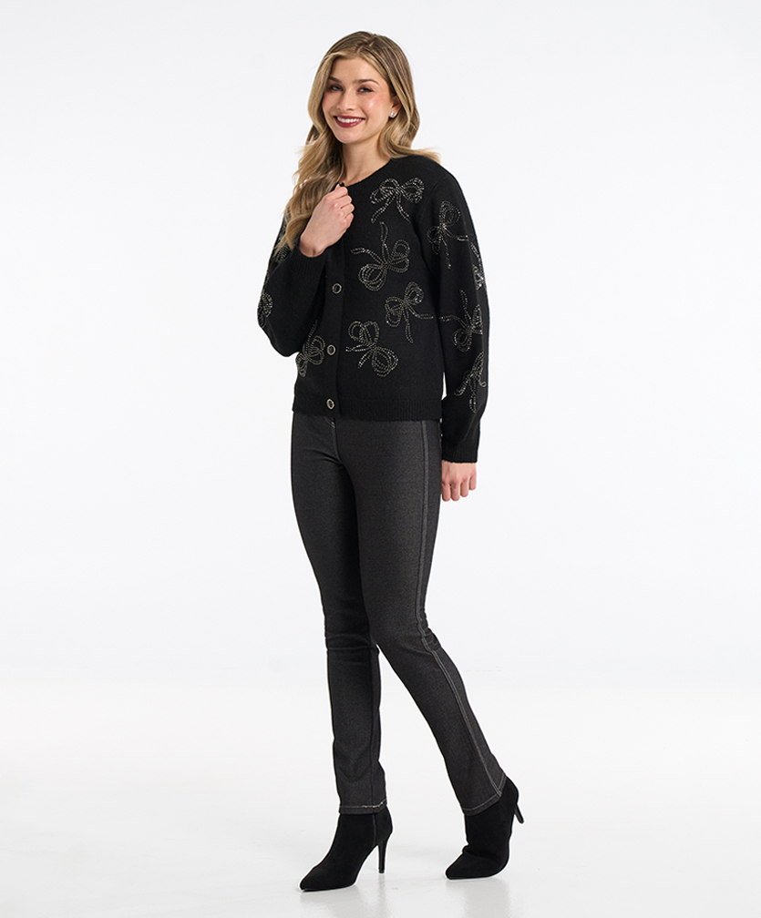 Collection de vêtements pour femme Goa par Moffi International. Cardigan noir avec boucles brillantes.