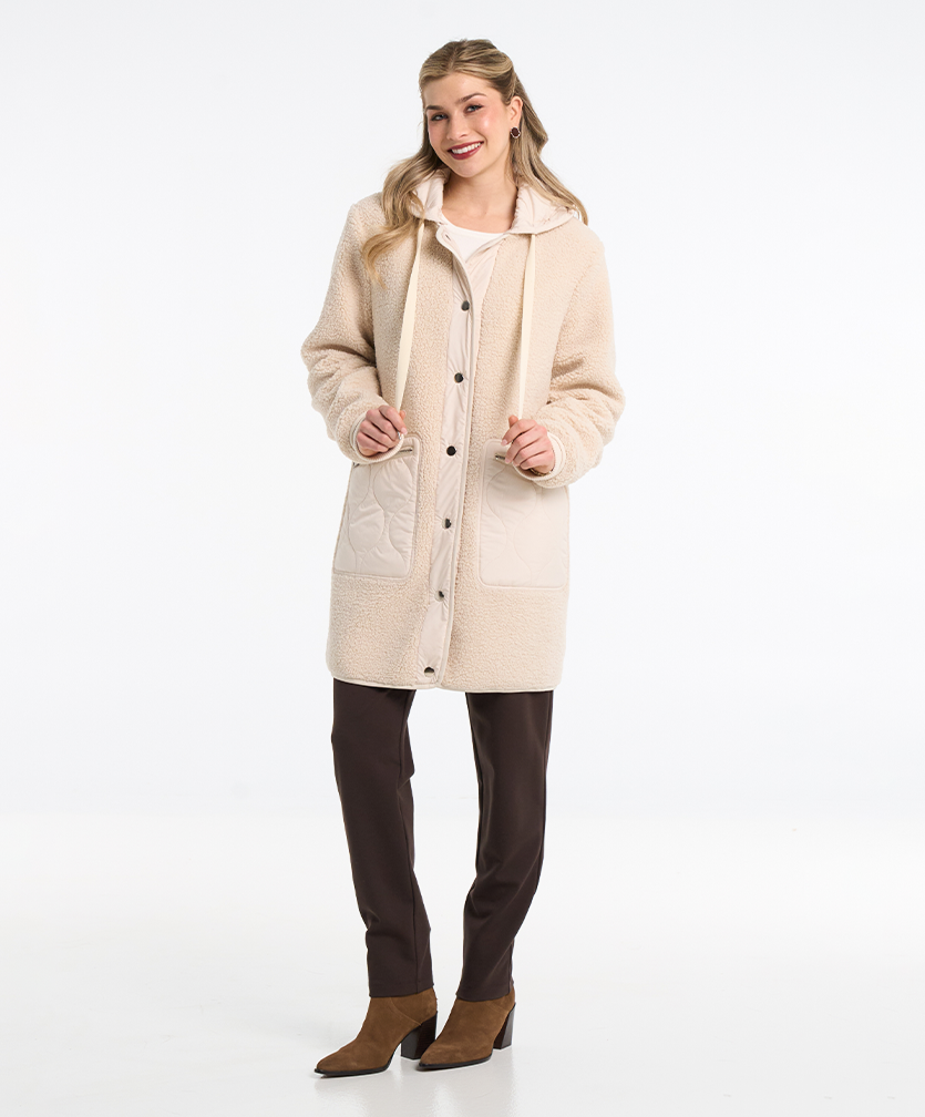 Collection de vêtements pour femme Moffi par Moffi International. Manteau long crème avec capuchon.