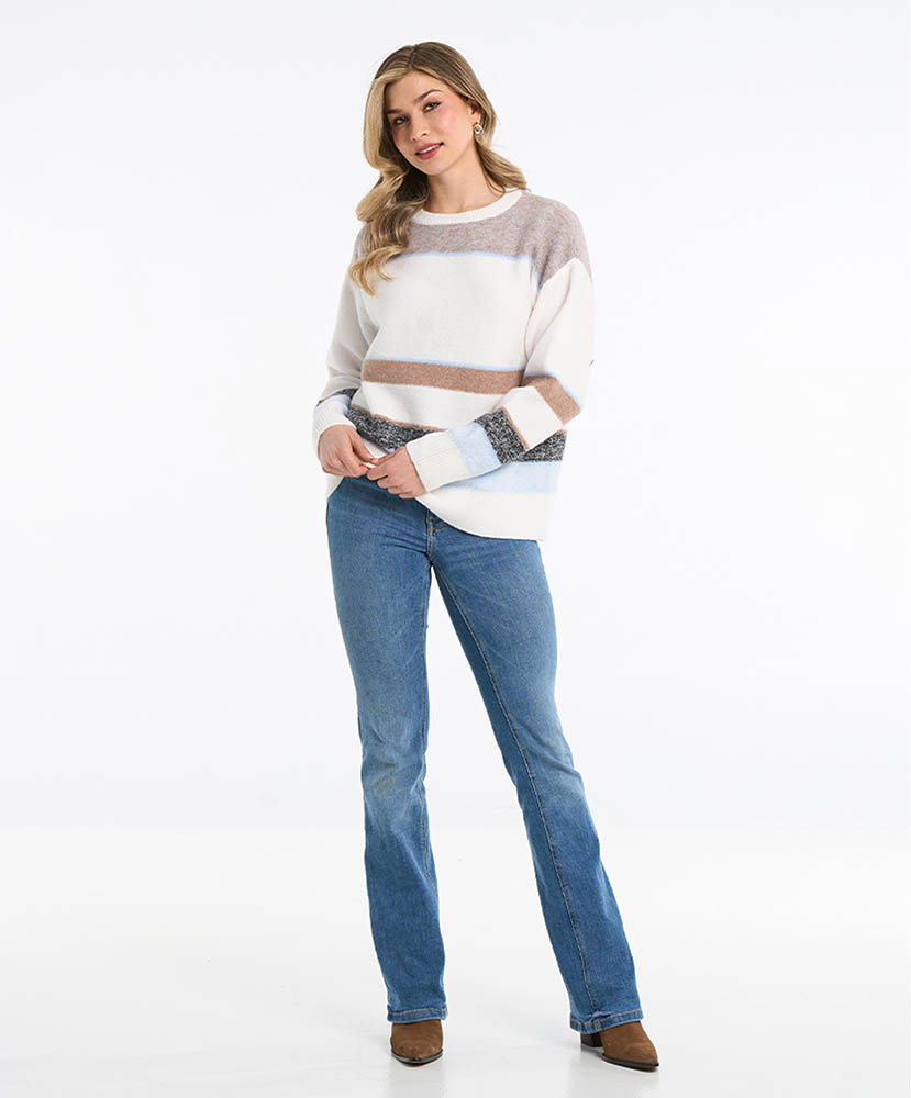 Collection de vêtements pour femme Goa par Moffi International. Pull blanc ligné avec jeans.