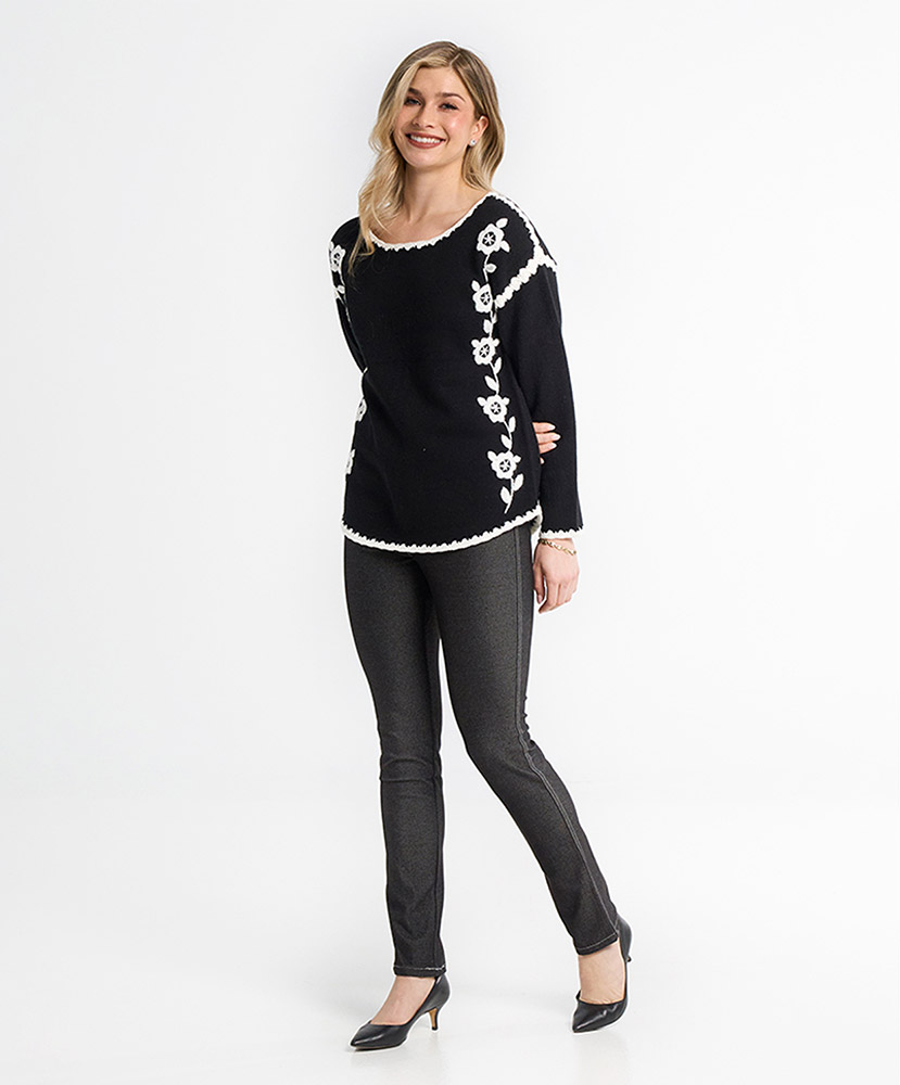 Collection de vêtements pour femme Moffi par Moffi International. Pull noir avec fleurs blanches.